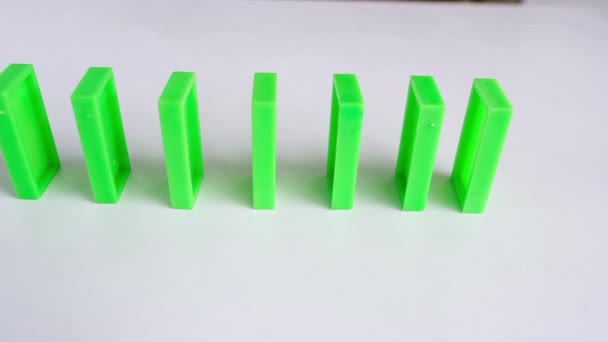 Düşen Dominolara Yakın Çekim Renkli Domino Küplerinin Düşüşü Fotokopi Alanından — Stok video