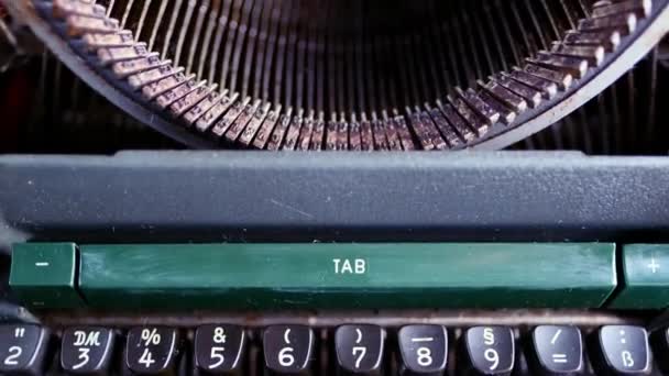 老旧的打字机放在桌上 假新闻大字大字印在纸上 复古风格 组织工作和生活的概念 — 图库视频影像