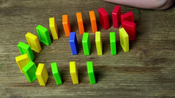 Primer Plano Mano Del Niño Construye Líneas Dominó Cubos Colores — Vídeo de stock