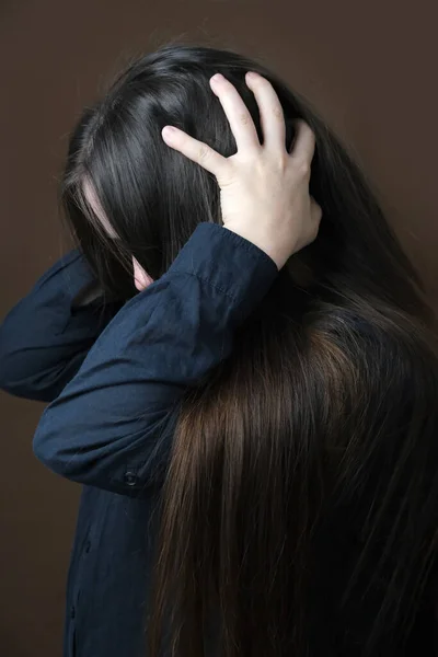 Zbliżenie Dziewczyna Kobieta Pod Presją Różnych Problemów Życiowych Rozpaczy Zakrył — Zdjęcie stockowe