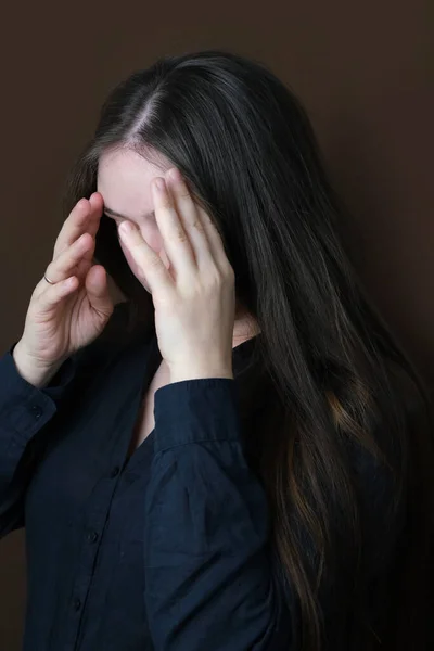 Chica Cerca Mujer Bajo Presión Varios Problemas Vida Desesperación Cubrió — Foto de Stock