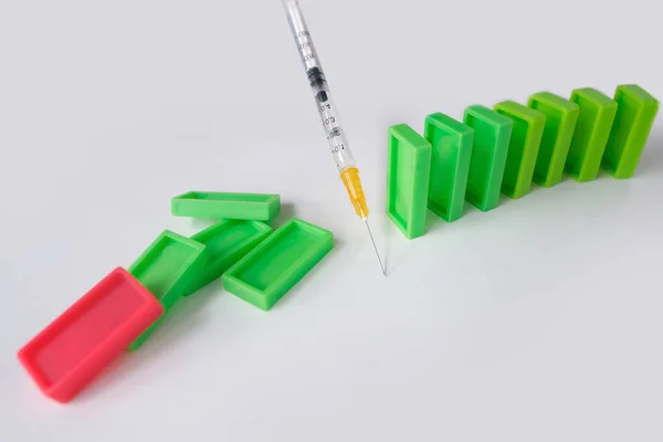 Närbild Medicinsk Spruta Med Vaccin Stopp Dominobrickor Kontinuerlig Toppled Eller — Stockfoto