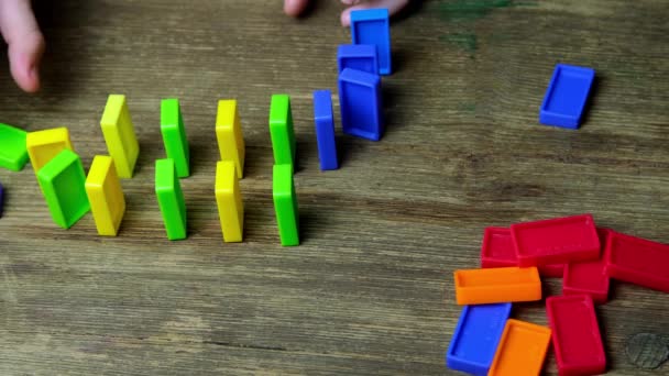 Primer Plano Mano Del Niño Construye Líneas Dominó Cubos Colores — Vídeos de Stock
