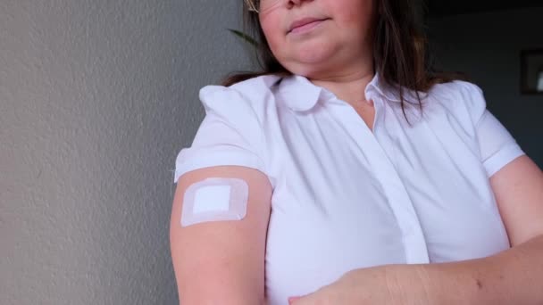 Adulte Européenne Ans Chemisier Blanc Après Injection Plâtre Portée Main — Video