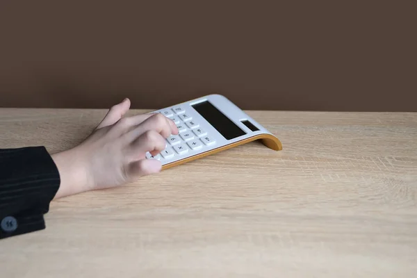 Παιδικό Χέρι Κάνει Υπολογισμούς Μια Λευκή Ηλεκτρονική Αριθμομηχανή Έννοια Έξυπνο — Φωτογραφία Αρχείου