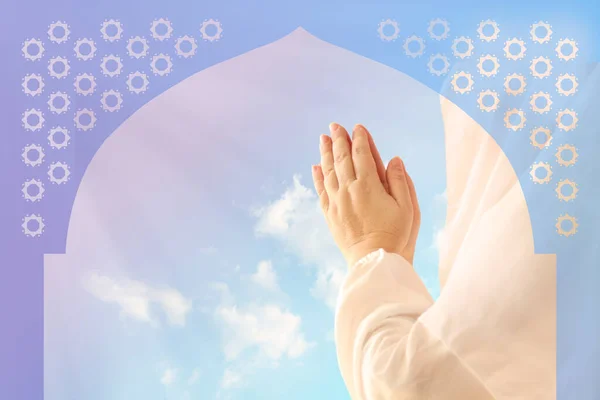 Мусульманская Женщина Белом Хиджабе Молитвенно Сложила Руки Мусульманской Архитектурной Аркой — стоковое фото