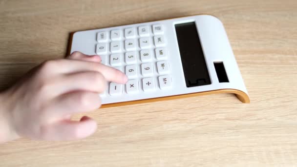 Close Van Hand Van Een Kind Drukt Knoppen Een Witte — Stockvideo