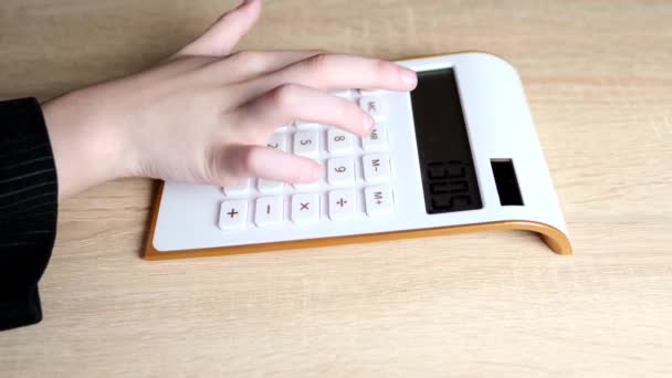 Närbild Ett Barns Hand Trycker Knappar Vit Miniräknare Gör Matematiska — Stockvideo