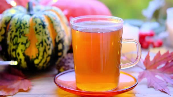 Çay Fincanındaki Çay Fincanının Kaplaması Tabağın Üzerindeki Ahşap Masa Yeşil — Stok video