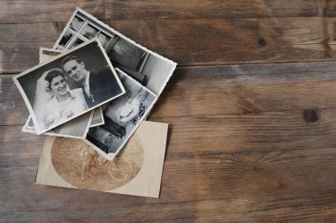 Düğün aile fotoğrafı, gelin ve damat bir peçe üzerinde eski tek renkli fotoğraflarla 1950 'de fotoğraf kağıdında doğal ahşap arka plan, soy ağacı konsepti, hafıza, aile ağacı
