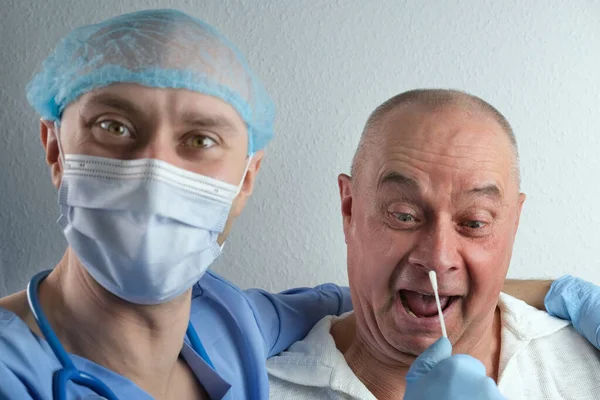 Man Läkare Handskar Tar Med Svabb Prov Från Näsan För — Stockfoto