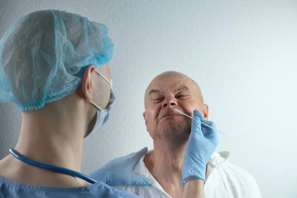 Man Läkare Handskar Tar Med Svabb Prov Från Näsan För — Stockfoto