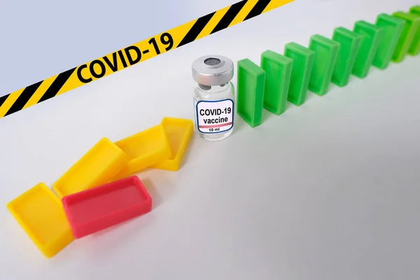 ワクチンボトルのクローズアップショットは コピースペースでドミノ連続的なトップダウンやリスクを停止します コロナウイルスを広めるから人口の予防接種を停止する概念 Covid 19を停止します — ストック写真