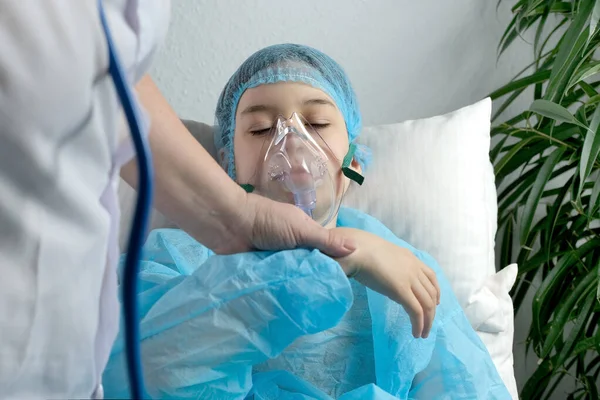 Liten Patient Blå Skjorta Barn Pojke Lögner Läkare Sätter Ansiktsbehandling — Stockfoto