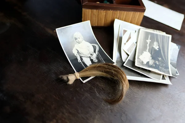 Closeup Old Wooden Box Stack Retro Photos Lock Hair Vintage — Stock Photo, Image