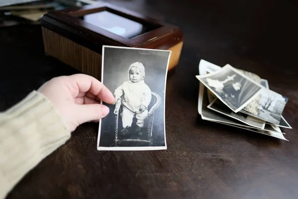 Nahaufnahme Weibliche Hand Mit Alten Jahrgangsfotos Von 1960 Konzept Stammbaum — Stockfoto