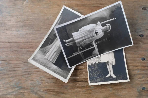 Alte Monochrome Fotografien Sepiafarbe Liegen Auf Einem Holztisch Verstreut Das — Stockfoto