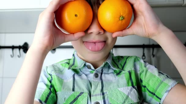 Дитина Дитина Хлопчик Сидить Кухні Вдома Соковиті Жовті Апельсини Замість — стокове відео
