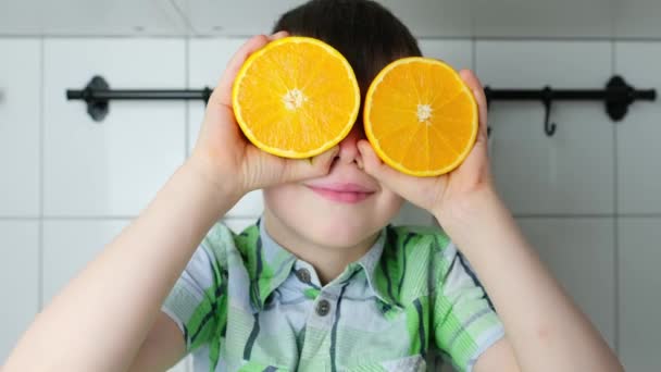 Niño Niño Niño Sentado Cocina Casa Jugosas Naranjas Amarillas Lugar — Vídeos de Stock