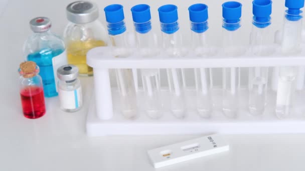 抗原検査カセット試薬付きガラス検査管医療室での迅速な検査Covid 19ウイルス性疾患の早期発見の概念 — ストック動画