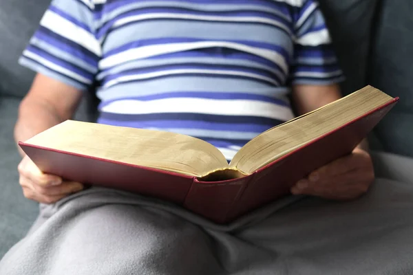 Nahaufnahme Eines Dicken Buches Dunkelrotem Einband Familienbibel Alter Mann Senior — Stockfoto