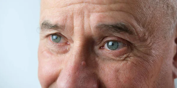 Close Face Old Man Senior Deep Wrinkles Cheerful Gray Eyes — Stock Photo, Image