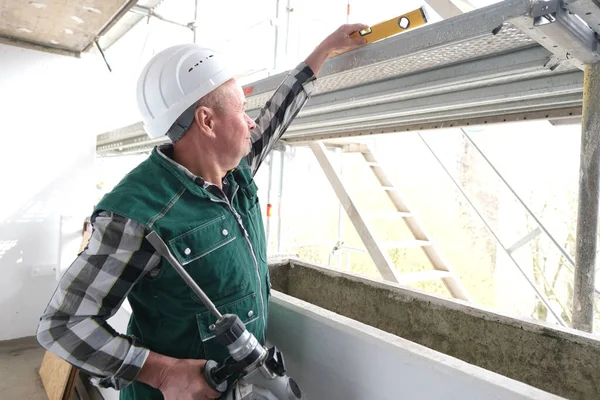 Trabajador Construcción Edad Avanzada Con Herramienta Mano Protección Del Casco —  Fotos de Stock