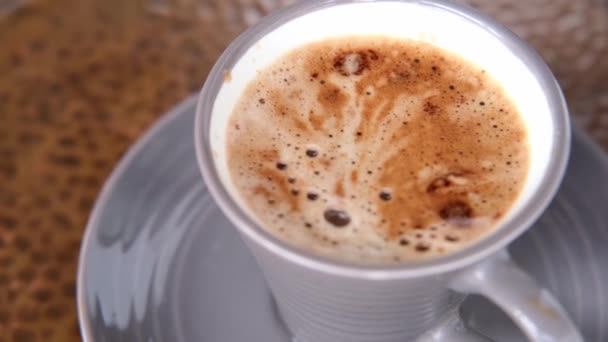 Caffè Cappuccino Tazza Grigia Piattino Vecchio Tavolo Rame Concetto Pasticcini — Video Stock