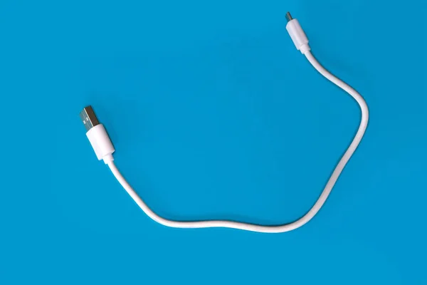 Primer Plano Cable Usb Blanco Para Ordenador Sobre Fondo Azul — Foto de Stock