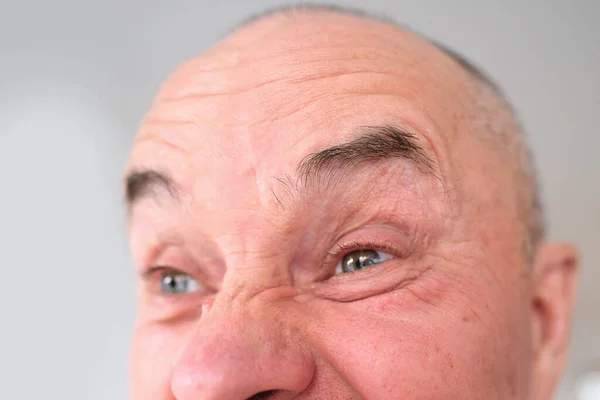 Gros Plan Vue Face Œil Gris Vieil Homme Caucasien Dans — Photo