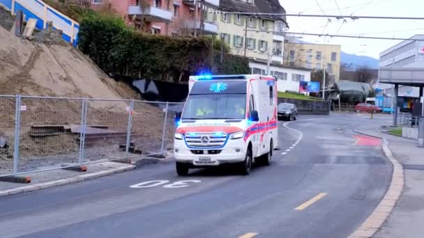Lucerne Switzerland 2021年1月 街中を走行する白い救急車 人口への緊急支援の概念 路上での交通安全規制の概念 — ストック動画