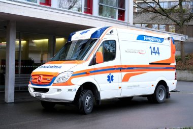 LUCERNE, SWitzERLAND - Ocak 2021: çağrı üzerine şehir sokaklarında beyaz ambulans arabası, nüfusa acil yardım konsepti, caddelerde trafik güvenliği düzenlemesi konsepti