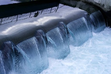 Su akıntıları güçlü şelalede kaynıyor, Reuss nehri üzerindeki tarihi baraj Lucerne Gölü 'nden İsviçre' ye akıyor, akış kabarcıklarının en üst görüntüsü, dalgalı sıvı dokulu yüzey arka planı