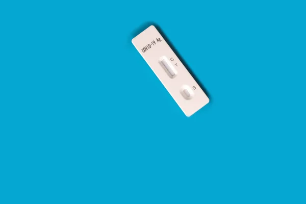 Close Cassete Teste Fundo Azul Kit Teste Antigênico Estéril Descartável — Fotografia de Stock