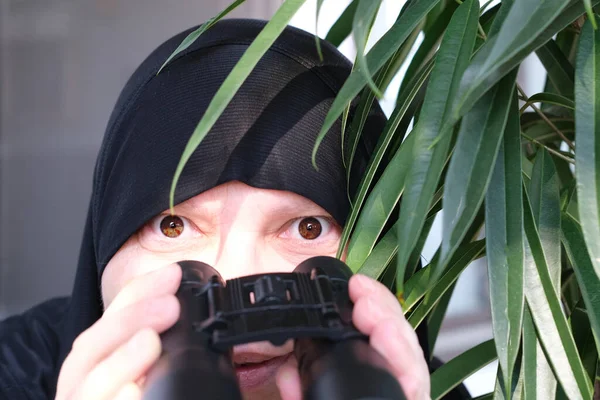 Primo Piano Curiosa Donna Islamica Vernice Guerra Tenendo Binocoli Campo — Foto Stock