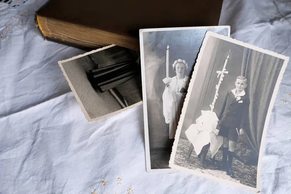 古いアルバムは白いミントのテーブルクロス 1950からのヴィンテージ写真 家族の木 子供の頃の思い出 先祖とのつながり — ストック写真