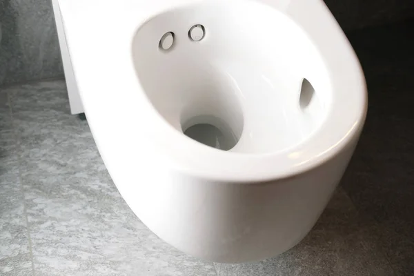 Närbild Vit Toalett Skål Toalettpapper Spolat Vatten Begreppet Bakterier Renlighet — Stockfoto