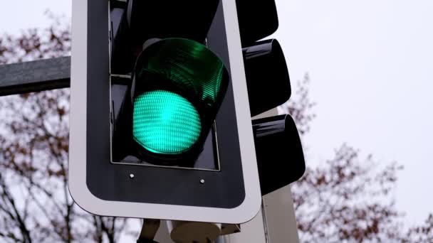 Close Δρόμο Φανάρι Πράσινο Φως Μετατρέπεται Κίτρινο Έννοια Της Ρύθμισης — Αρχείο Βίντεο