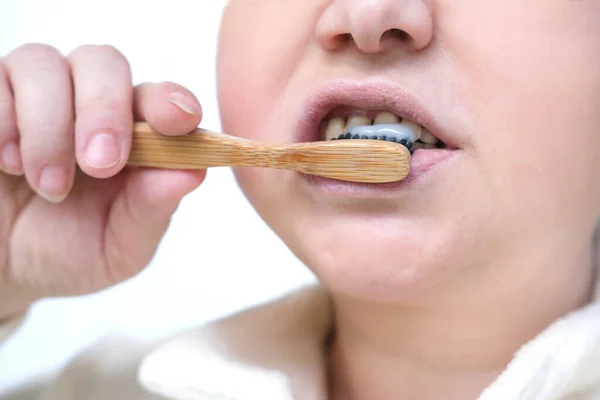 Fechar Mão Feminina Segurando Uma Escova Dentes Madeira Gel Limpeza — Fotografia de Stock