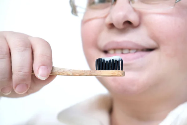 Fechar Mão Feminina Segurando Uma Escova Dentes Madeira Gel Limpeza — Fotografia de Stock