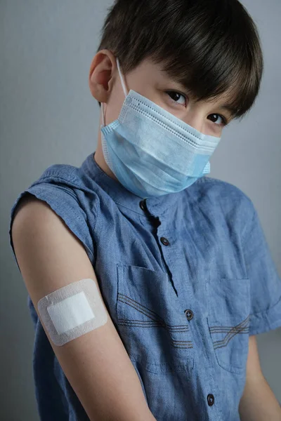 Pequeño Paciente Camisa Yeso Blanco Mano Niño Niño Hecho Vacuna —  Fotos de Stock