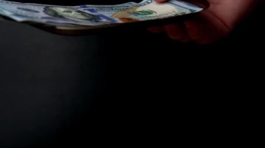 Fatura ve bahşiş içeren metal tepsi, siyah arka planda Amerikan doları, yavaş çekim rotasyonu, seçici odak, restoran, kafe öğle yemeği konsepti, iyi hizmet için garsona bahşiş parası