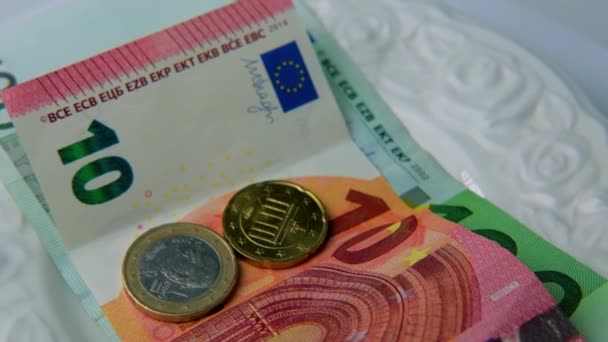 Närbild Vit Tallrik Med Räkning Och Tips Bordet Eurosedlar Och — Stockvideo