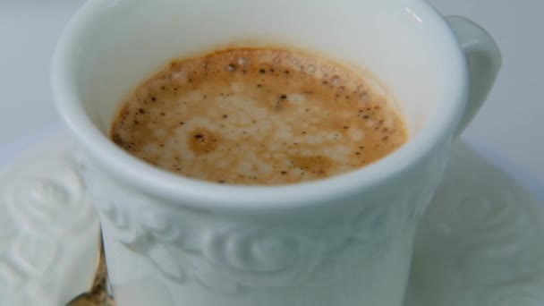 Close Een Witte Kop Koffie Cappuccino Slow Motion Rotatie Een — Stockvideo