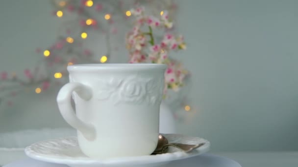 在一杯白咖啡卡布奇诺的特写 在转盘上慢动作的旋转 在餐馆里吃午饭的概念 咖啡馆 吃早餐 在家喝咖啡 — 图库视频影像