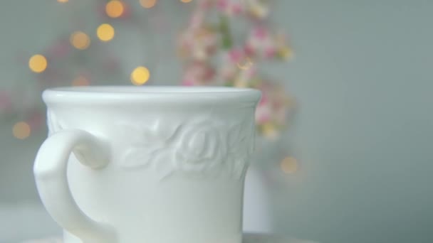 Close Een Witte Kop Koffie Cappuccino Slow Motion Rotatie Een — Stockvideo