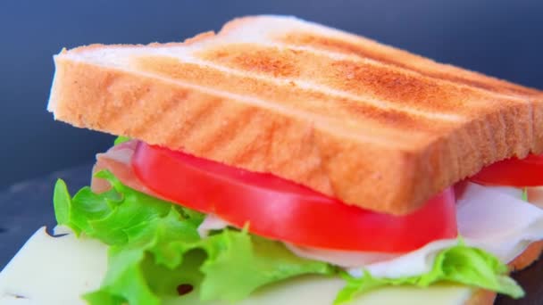 Close Appetizing Sandwich Ripe Tomato Slices Green Salad Cheese Ham — Stock Video