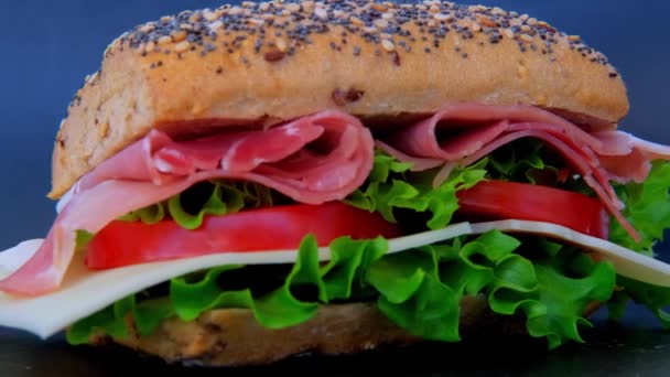 토마토 양귀비 집에서 패스트푸드를 만드는 컨셉트 요리사는 샌드위치 패스트 다이어트 — 비디오