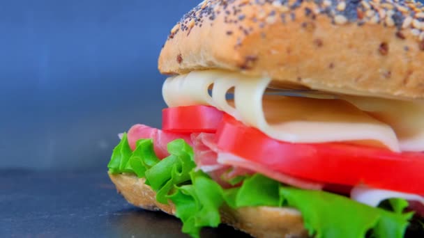 Primer Plano Bocadillo Apetitoso Con Rodajas Tomate Maduras Lechuga Verde — Vídeos de Stock