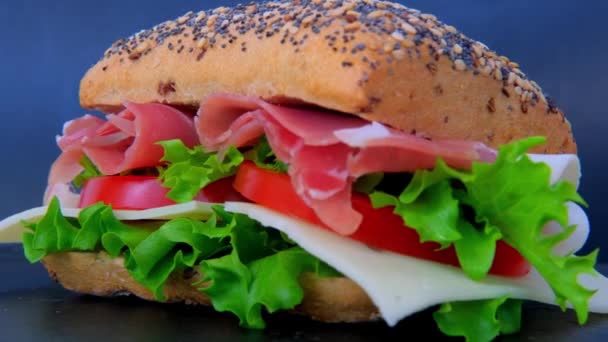 Olgun Domates Dilimli Iştah Açıcı Sandviç Yeşil Marul Peynir Jambon — Stok video